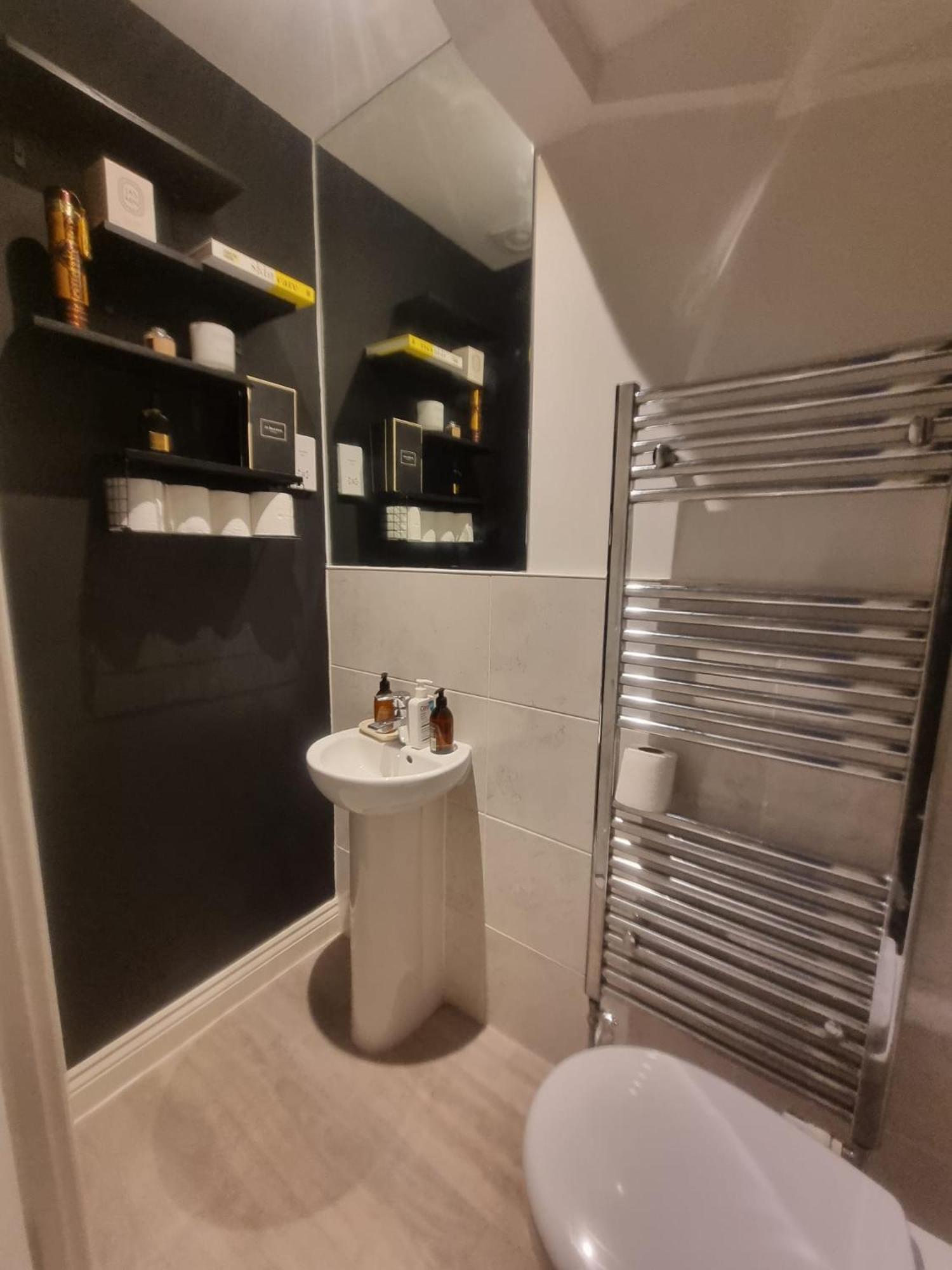 Bromley Common- Double Bedroom With En-Suite With Private Lounge In Shared Town House Buitenkant foto